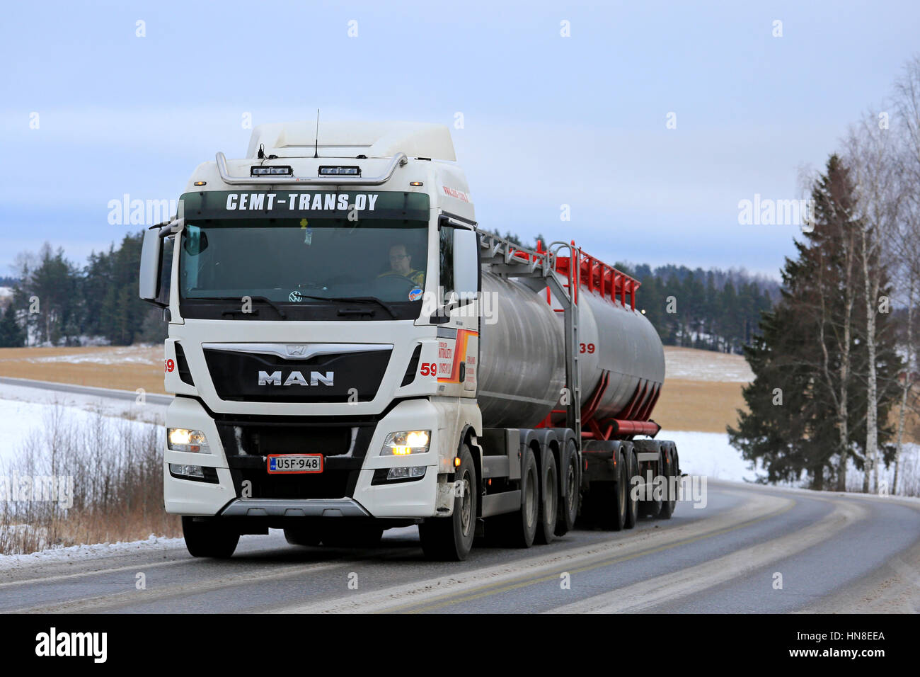 SALO, Finlandia - 15 gennaio 2017: uomo bianco camion cisterna per trasporto alla rinfusa su strada in un giorno nuvoloso di inverno nel sud della Finlandia. Foto Stock