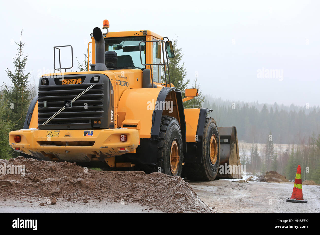 SOMERO, Finlandia - 28 gennaio 2017: Volvo L150E Pala caricatrice gommata a Strada in costruzione sito su un nuvoloso, nebbioso giorno d'inverno. Foto Stock
