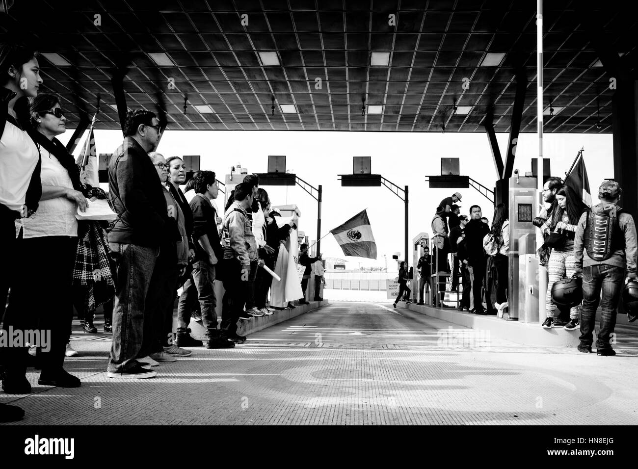 Manifestazioni a Tijuana, Messico - 15/01/2017 - Messico / Baja California / Tijuana - un gruppo ha preso la dogana messicana di Tijuana, Baja California, dimostrazioni in Tijuana, Messico popolo dimostrano circa un aumento di prezzi degli idrocarburi. - Alexandre Afonso / Le Pictorium Foto Stock