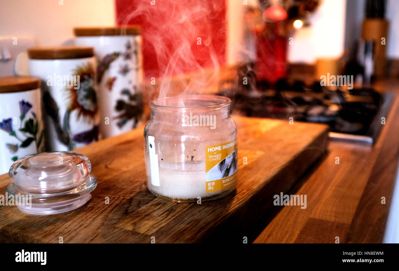 Candela bruci in un vaso può essere pericoloso in casa Foto Stock