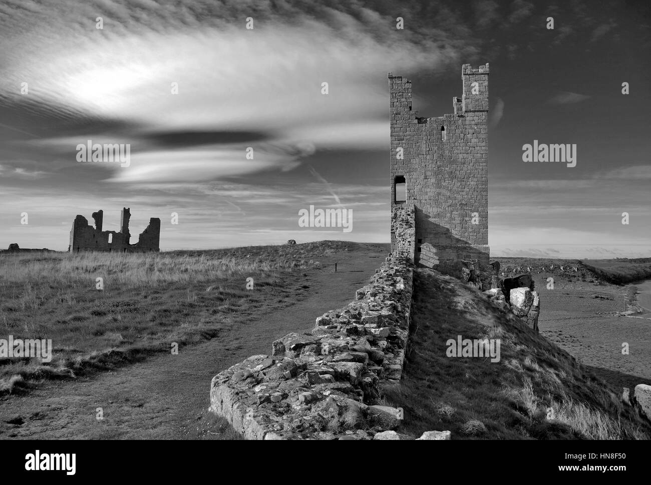Cielo estivo, Dunstanburgh Castle, Nord Northumbrian Costa, Northumbria County, England, Regno Unito Foto Stock