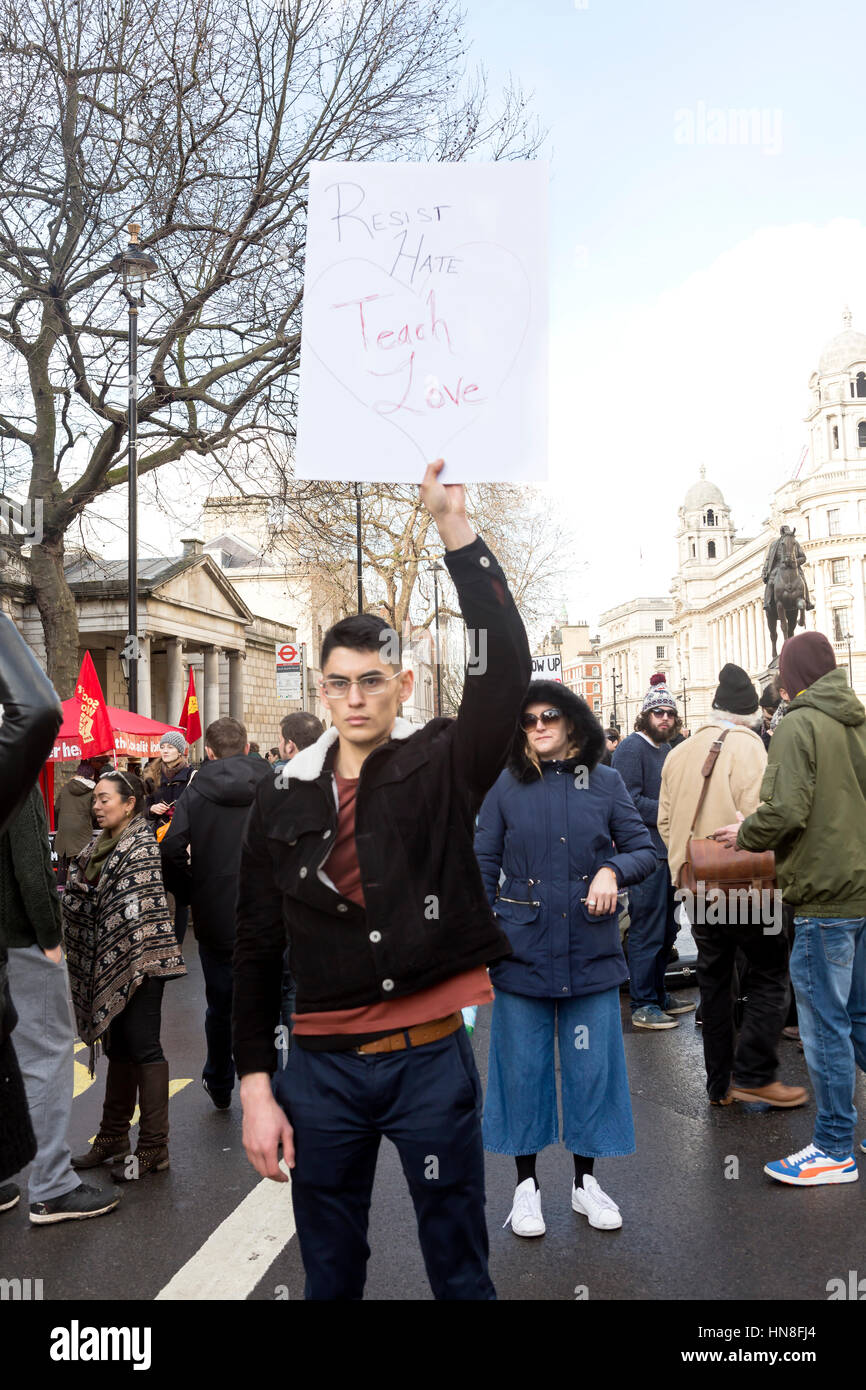 Arrestare Trump marzo. Un corteo di protesta si è tenuto a Londra per chiedere il divieto di paesi musulmani per essere sollevato. Foto Stock