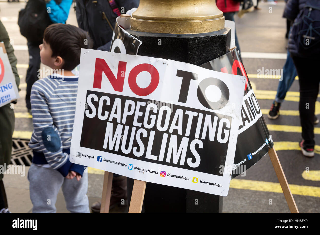 Arrestare Trump marzo. Un corteo di protesta si è tenuto a Londra per chiedere il divieto di paesi musulmani per essere sollevato. Foto Stock