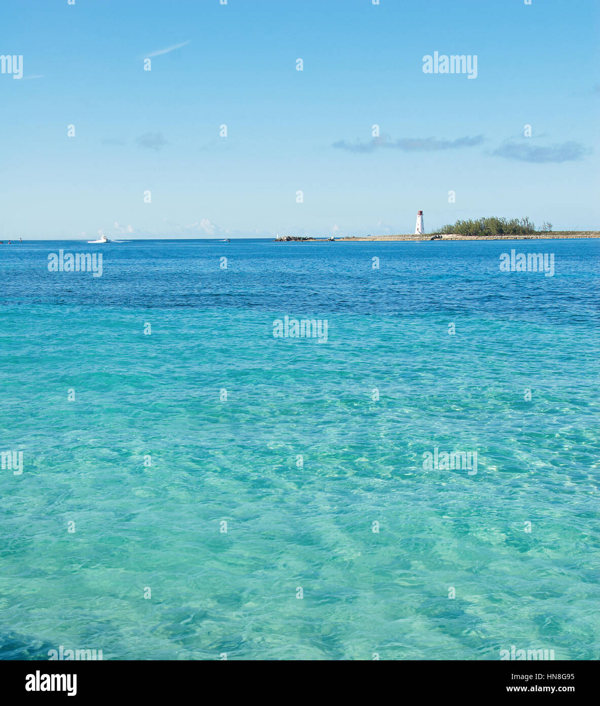 Caraibi calma acqua pulita azzurra con faro sull orizzonte Foto Stock