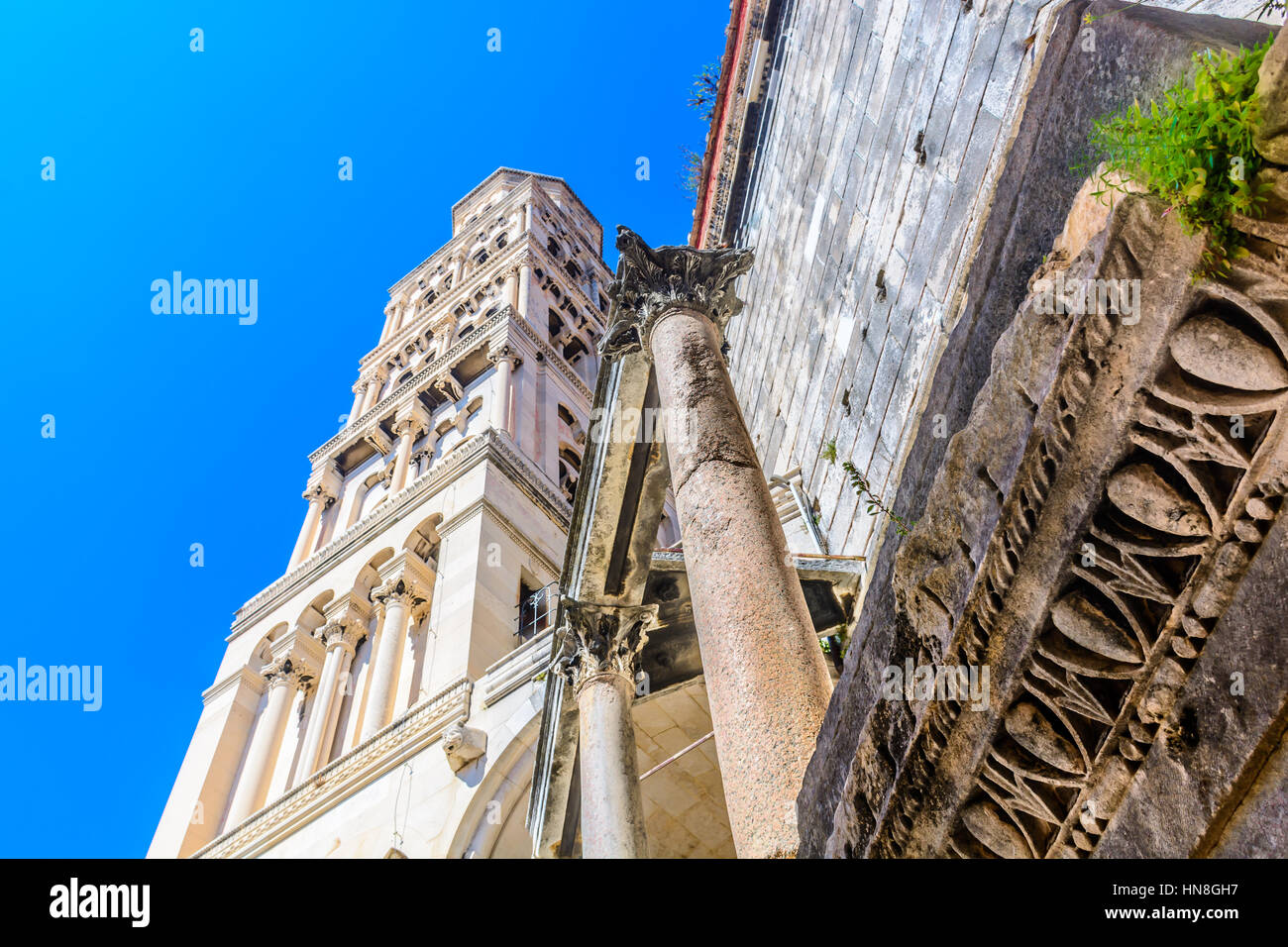 Vista in antichi edifici nella citta di Spalato, San Domnio torre campanaria. Foto Stock