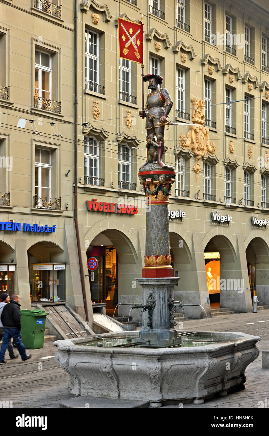 Una delle decine di fontane del centro storico (Altstadt) di Berna, Svizzera Foto Stock