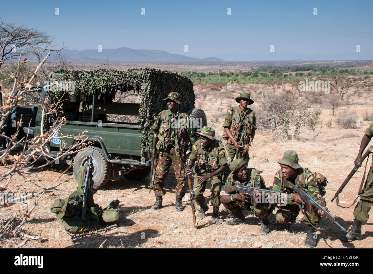 Park Rangers dal Kenya Wildlife Service rappresentano con la loro AK47s. Essi di pattugliamento e di proteggere la fauna selvatica da bracconieri in Bufalo Springs Game Reserve Foto Stock