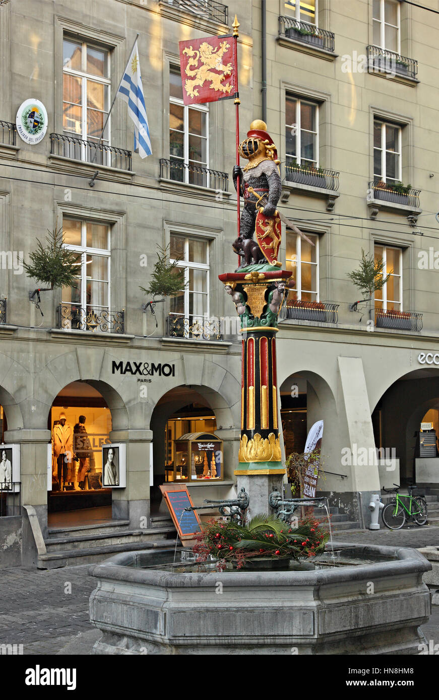 Un orso - simbolo di Berna- in una delle decine di fontane del centro storico (Altstadt) di Berna, Svizzera Foto Stock