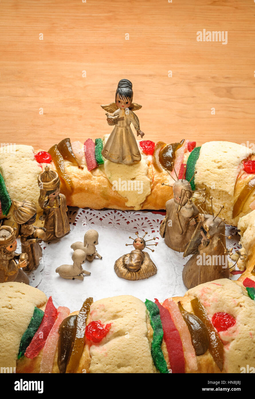Epifania torta, kings torta, o Rosca de Reyes con mangiatoia sul tavolo di  legno Foto stock - Alamy