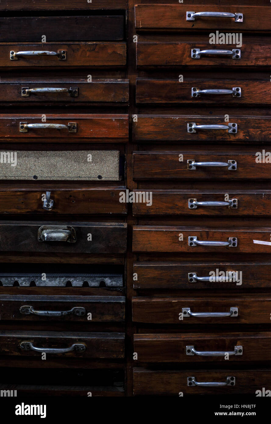 Dettagli di un vecchio i cassetti in legno, stile retrò. Foto Stock