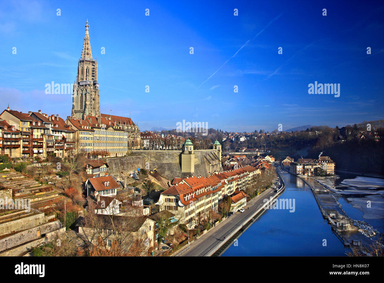 Vista del centro storico (Altstadt) di Berna e il fiume Aare con la Torre Campanaria di Münster (cattedrale) in piedi fuori. Foto Stock