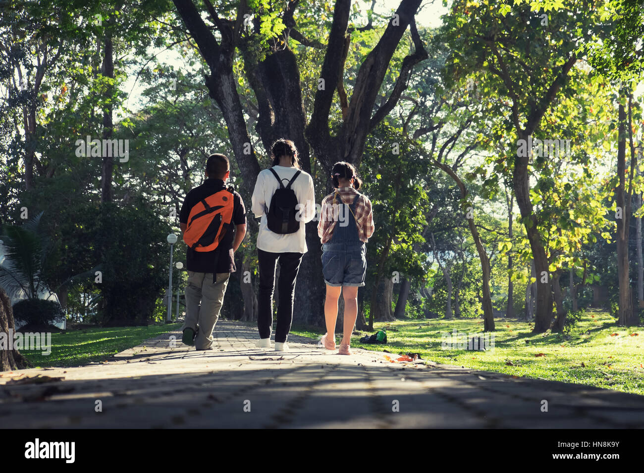 Tre bambini asiatici a piedi e giocare in giardino, tono vintage. Foto Stock