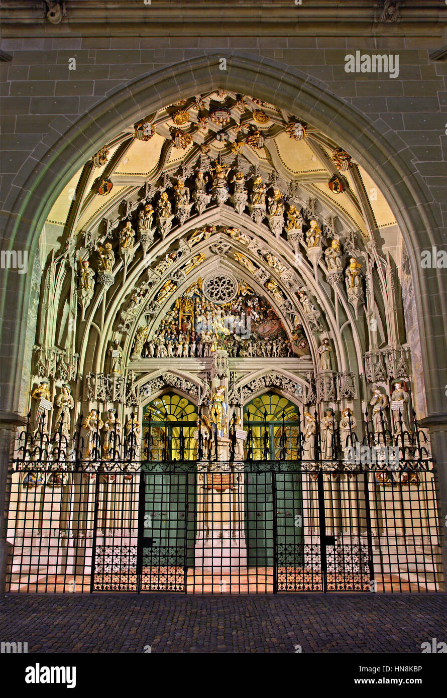 Il portale principale dell'Cathedal (Münster) nella città vecchia di Berna, Svizzera, con varie statue e il famoso 'ultimo giudizio' sollievo. Foto Stock