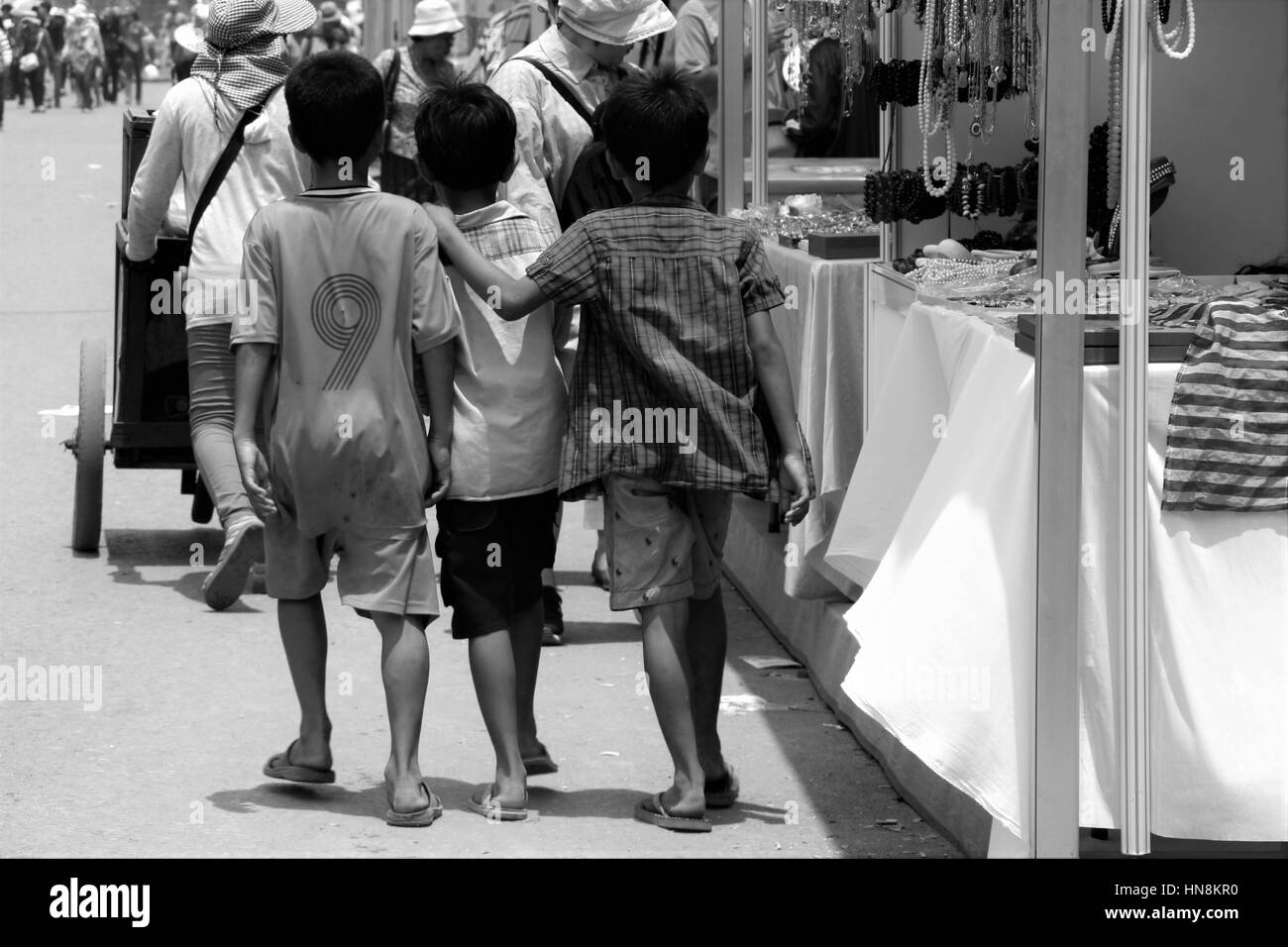 Amici di infanzia vendita di succo d'arancia per i passanti in Cambogia Foto Stock
