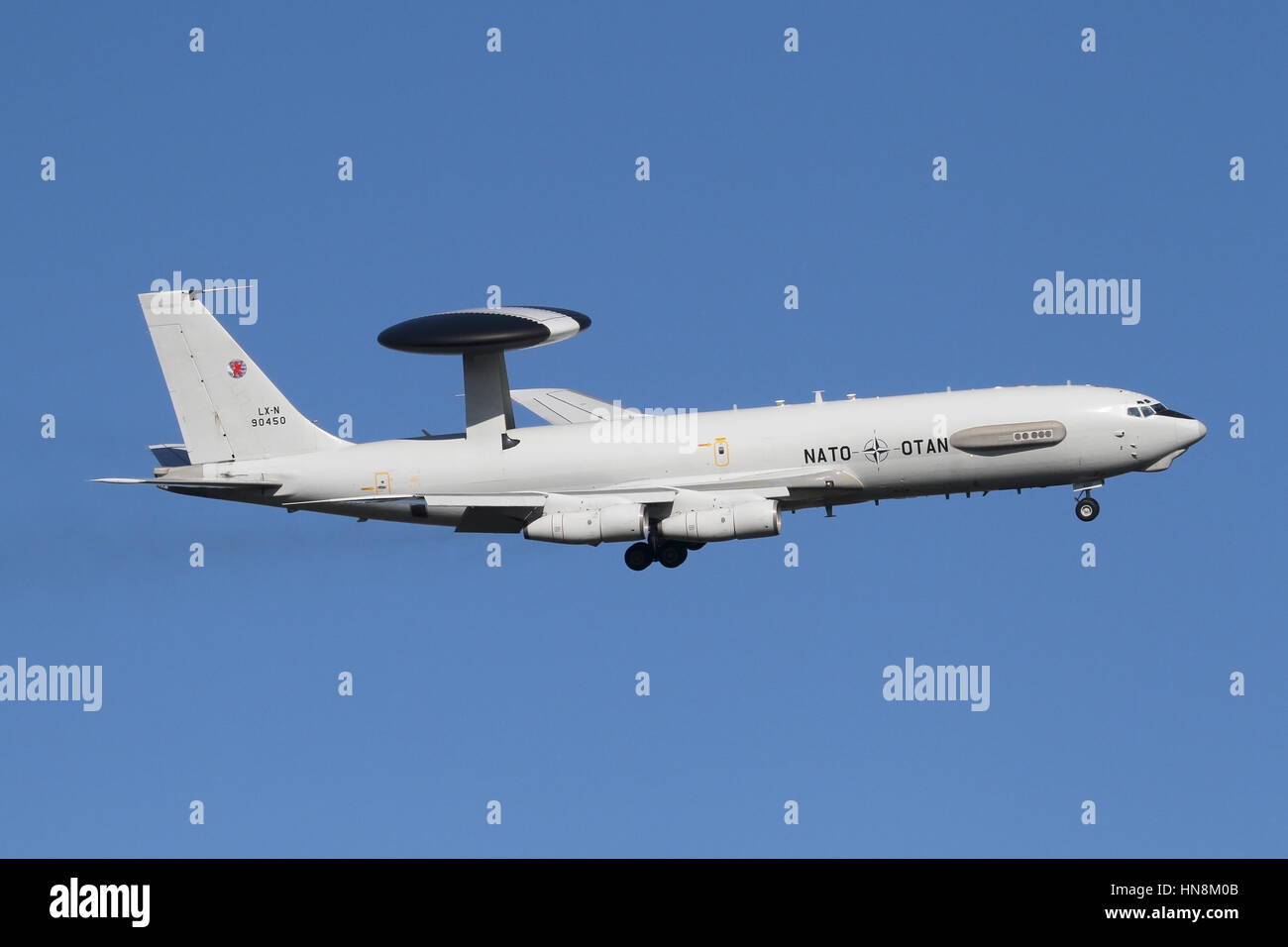 La NATO E-3A Sentry di Geilenkirchen in Germania sul circuito di RAF Mildenhall. Foto Stock