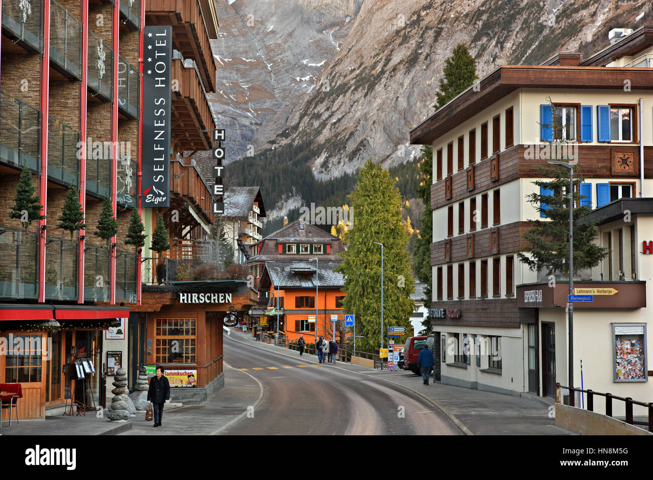 Street in Grindelwald village, nel "ombra" del Monte Eiger (3.970 m), nelle Alpi Bernesi, Svizzera. Foto Stock