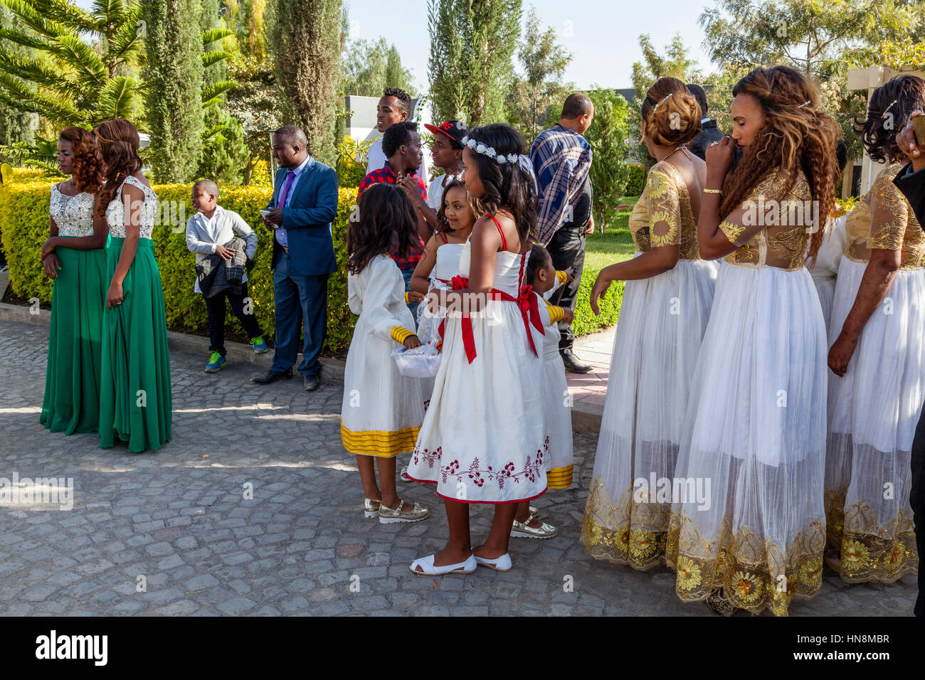 La festa di nozze, bridesmaids attendere l'arrivo della sposa, Lago Ziway, Ziway, Etiopia Foto Stock