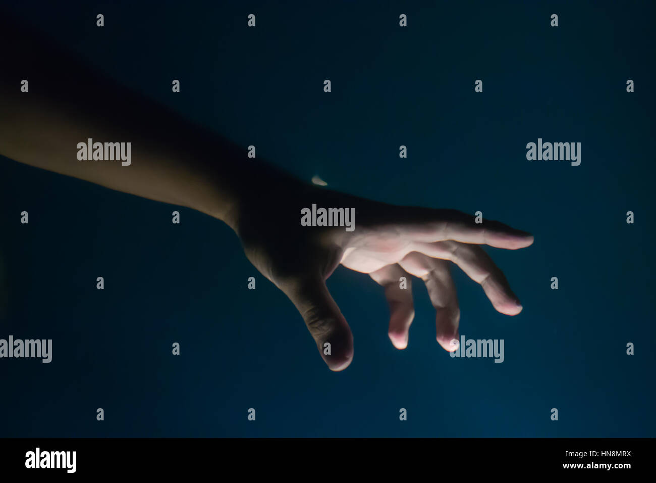 Parte di corpo umano sotto l'acqua Foto Stock