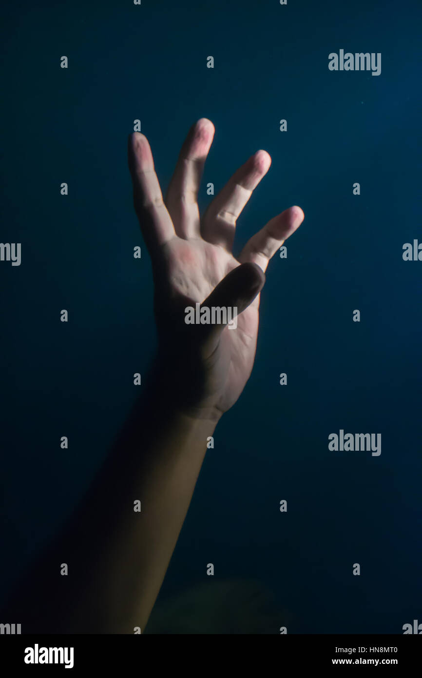 Parte di corpo umano sotto l'acqua Foto Stock
