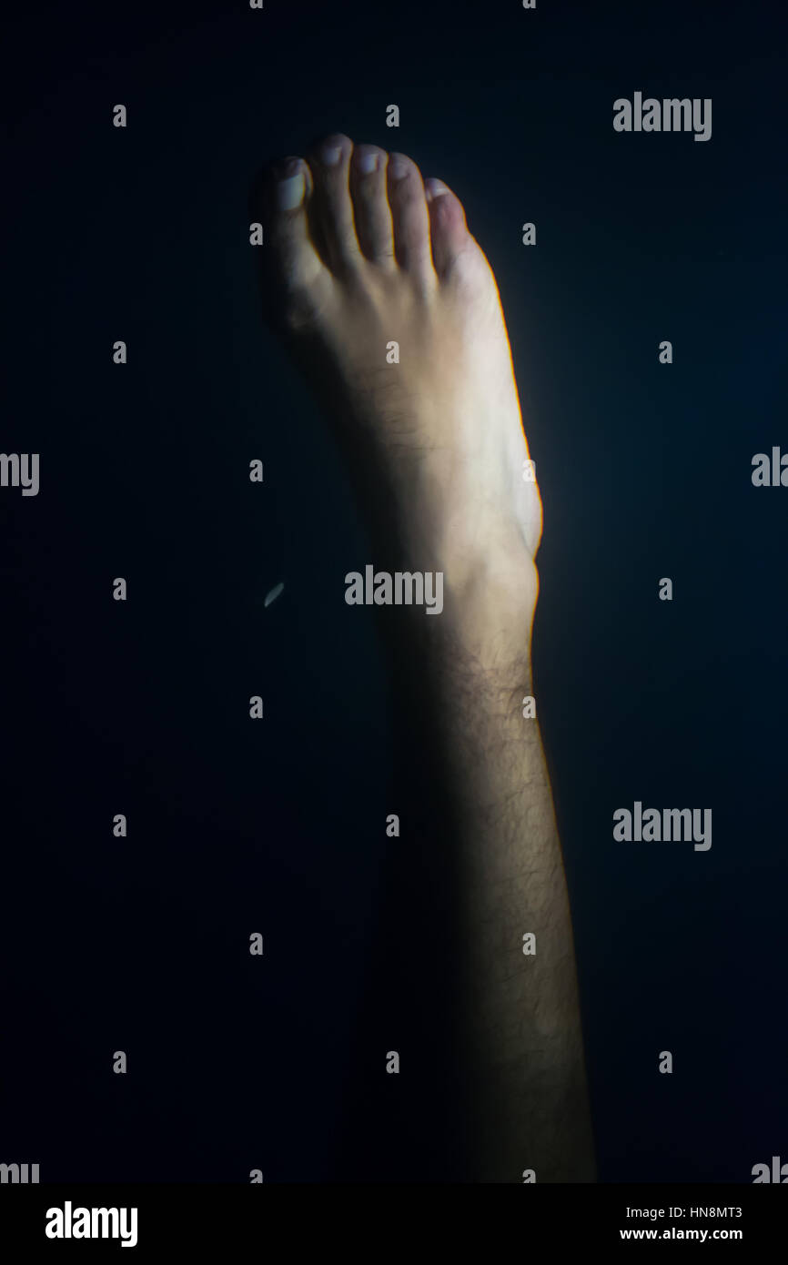 Parte di corpo umano sotto l'acqua Foto Stock