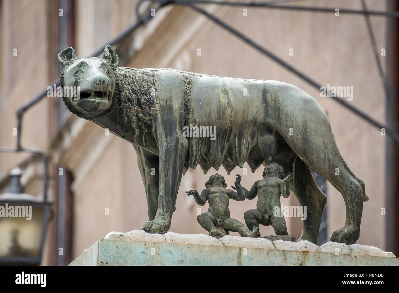 Roma, Italia- Close up del celebre scultura Lupa Capitolina, altrimenti noto come il lupo Capitolino e Gemelli ha trovato a Roma. La scultura offrono Foto Stock
