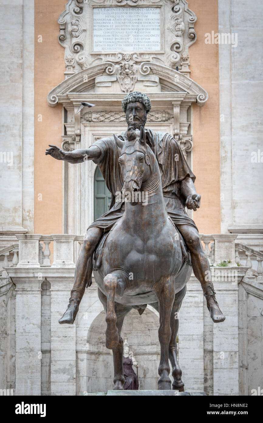 Roma, Italia- una chiusura di una scultura equestre al di fuori di uno dei Musei Capitolini in Piazza del Campidoglio sulla parte superiore se il Campidoglio in Foto Stock