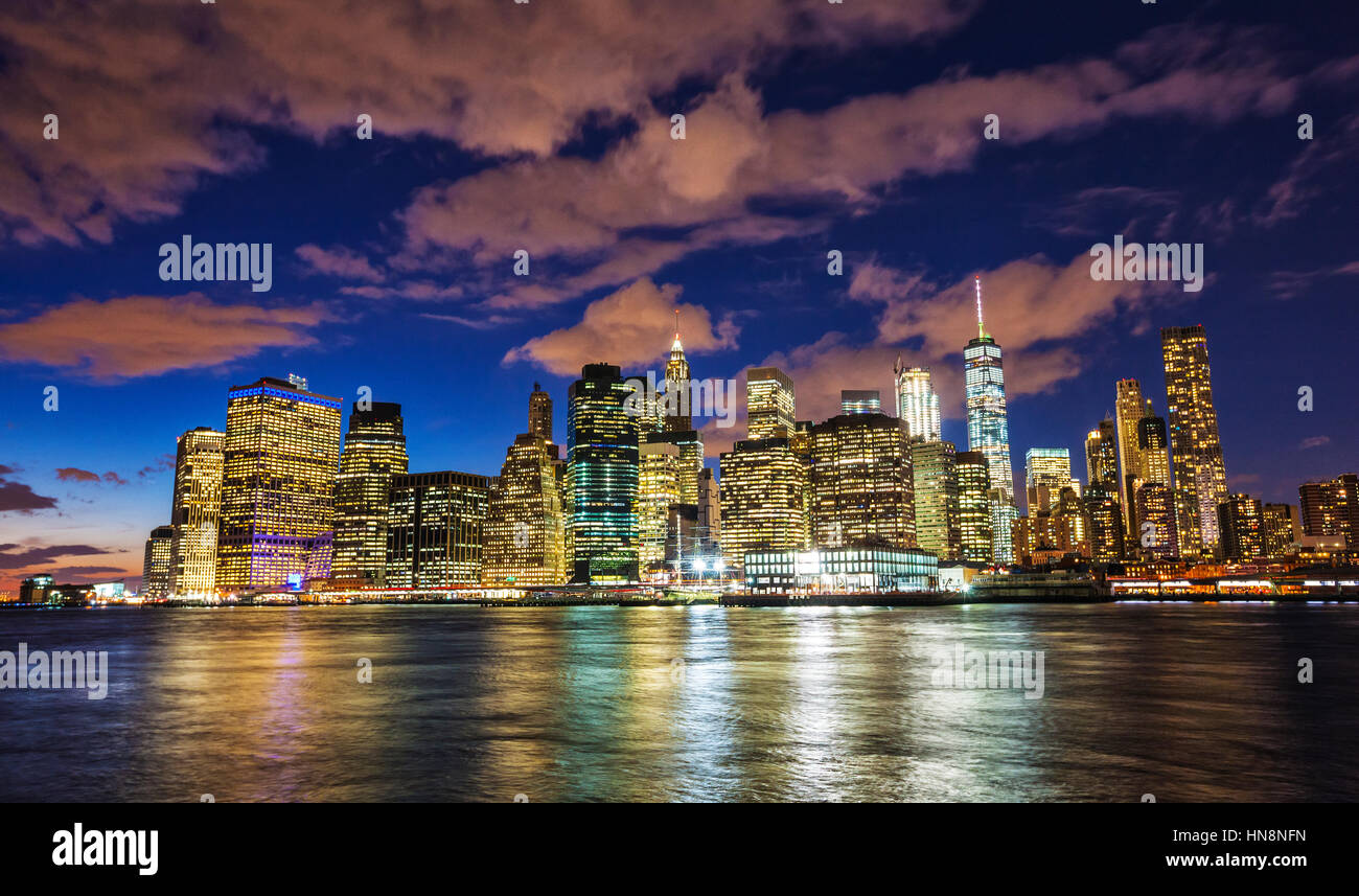 La città di New York skyline di Manhattan panorama e grattacieli illuminati di notte Foto Stock
