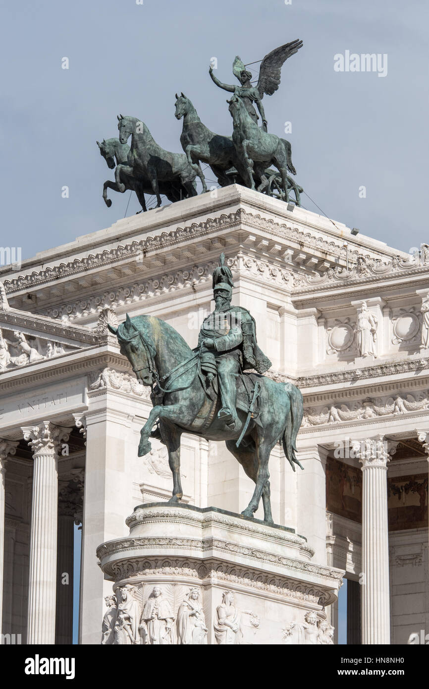 Roma, Italia- scultura in bronzo di fronte il monumento Vittoriano in onore di Vittorio Emanuele II di Savoia e contiene un museo del Risorgimento. Th Foto Stock