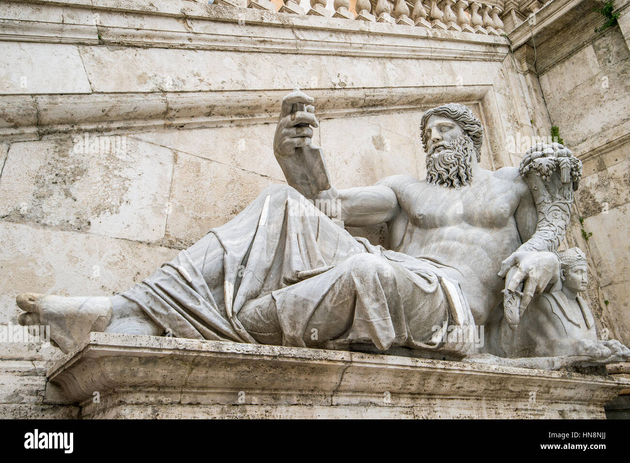 Roma, Italia- Una scultura reclinabili al di fuori di uno dei Musei Capitolini in Piazza del Campidoglio sulla parte superiore se il Campidoglio a Roma. Foto Stock