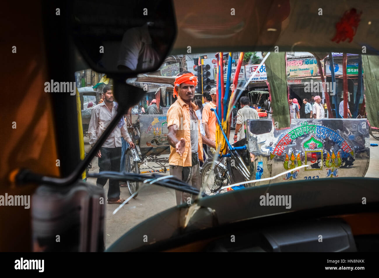 Un pilota di bicicletta a pedale rickshaw a Varanasi, India. Foto Stock
