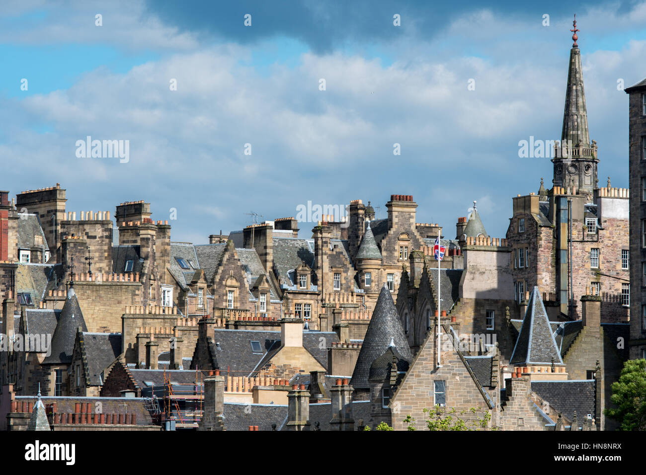 Regno Unito, Scozia, Edimburgo - Edimburgo, Scozia compatta, capitale collinare. Esso ha un centro medievale della città vecchia ed eleganti città georgiana con giardini e la CENAL Foto Stock