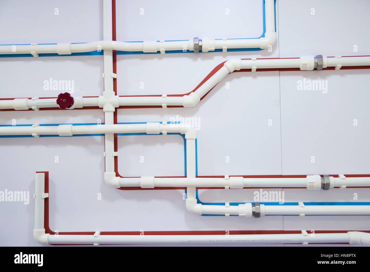 Schema della pipeline con blu e rosso di tubi in plastica per acqua fredda e calda Foto Stock