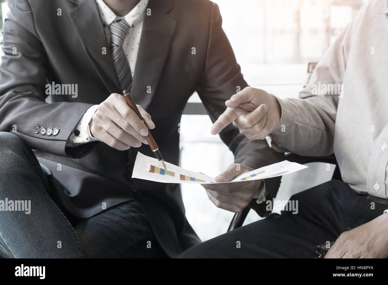 Consulente aziendale analizzando i dati finanziari indicando i progressi nel lavoro,consultare il concetto. Foto Stock