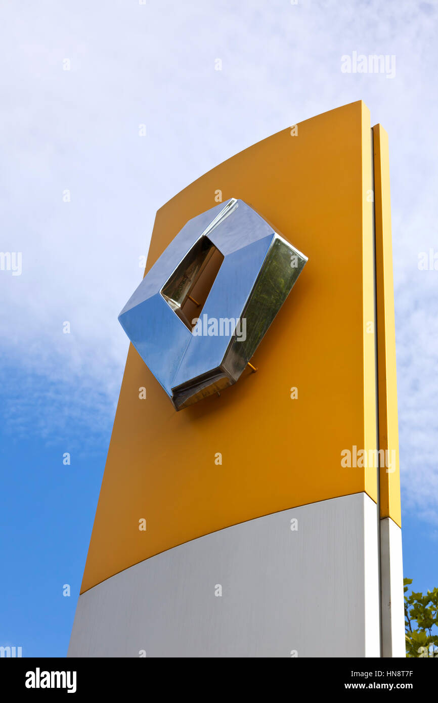 Segno a Renault concessionaria auto la costruzione dell'edificio. Renault S.A. è una vettura francese produttore di automobili, furgoni, autobus e camion Foto Stock
