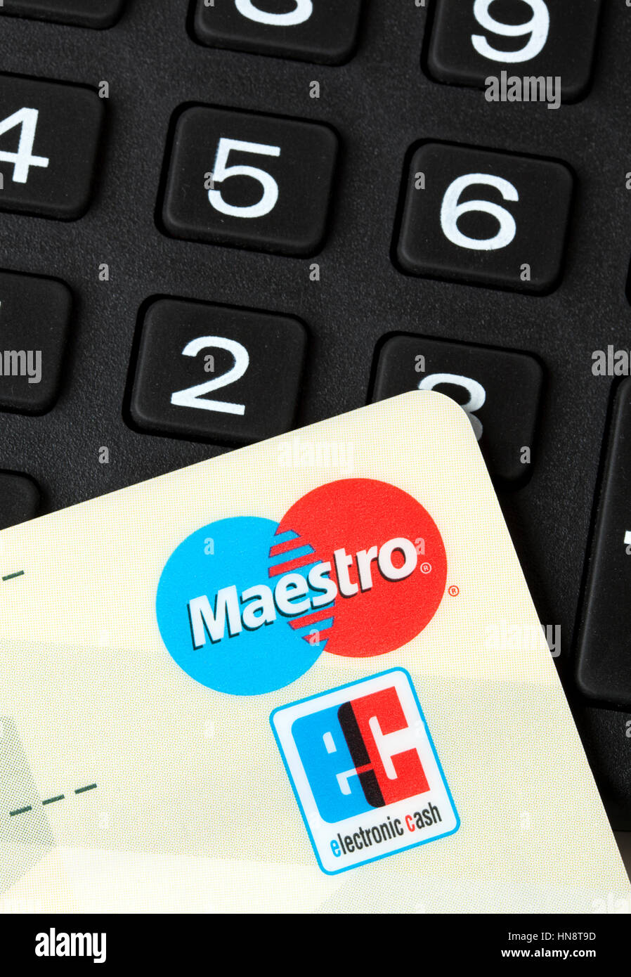 Primo piano studio shot del Maestro il contante elettronico carta di debito  sul tastierino numerico. Maestro è un sub-marca di MasterCard International  Foto stock - Alamy