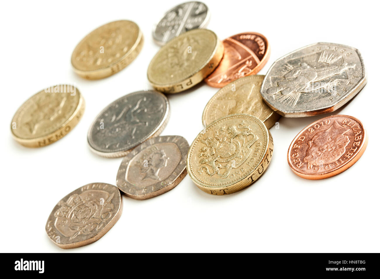 Varie valuta britannica monete su sfondo bianco Foto Stock