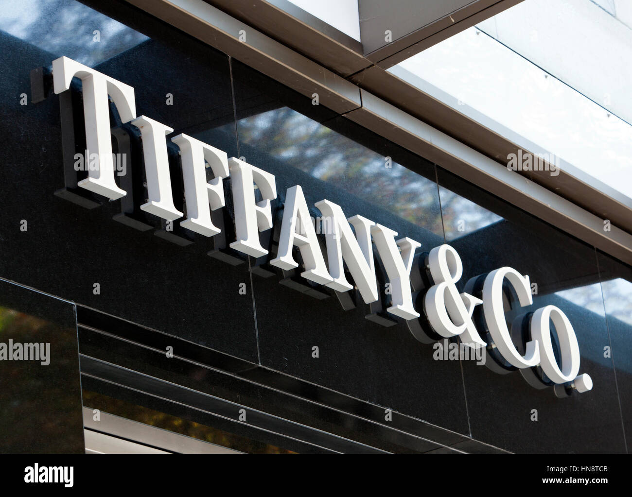 Tiffany e Co. logo sul loro store su Königsallee, Dusseldorf. Tiffany e Co.  è un americano di gioielleria e argenteria azienda fondata in New York Foto  stock - Alamy