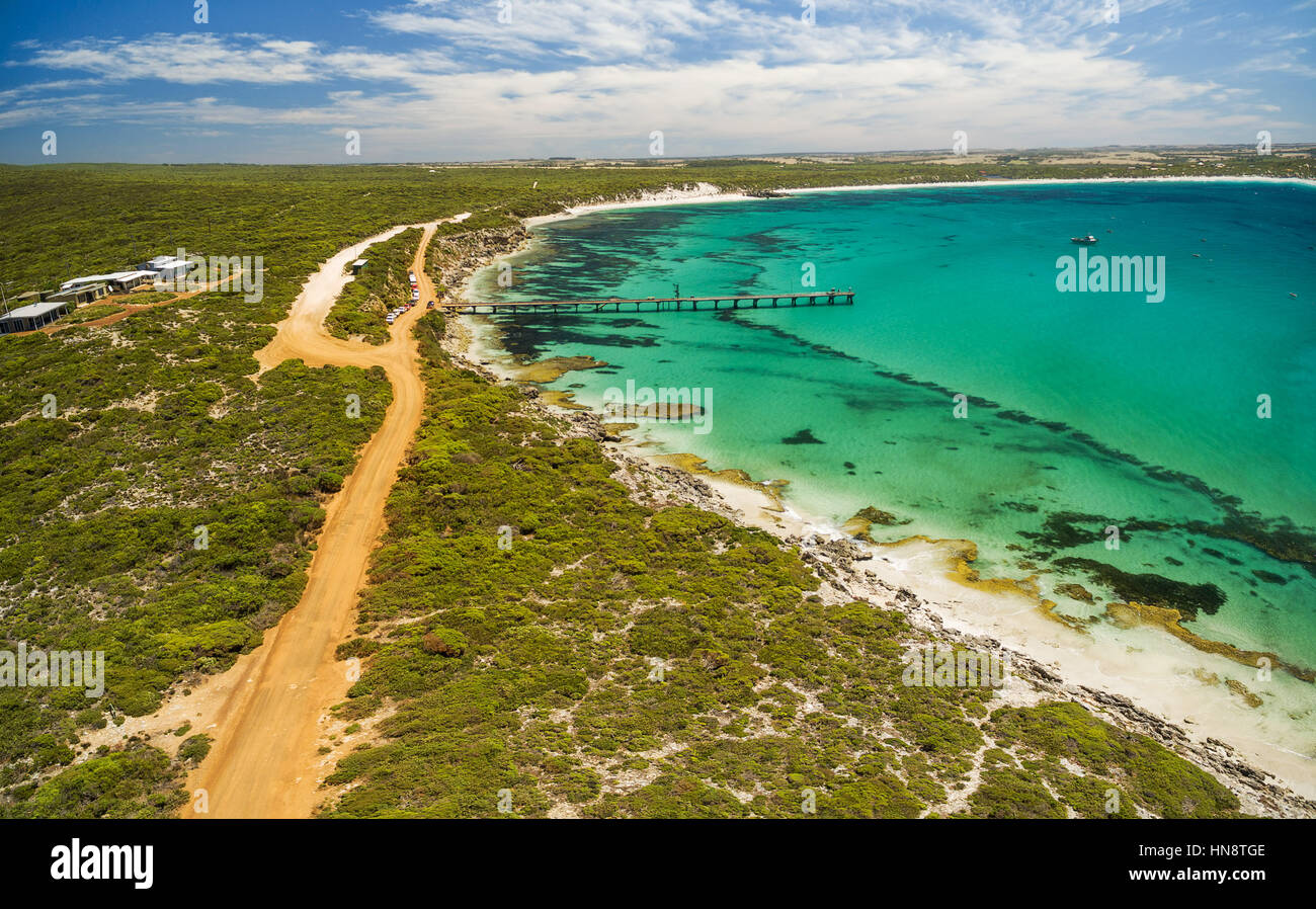 Vista aerea di Vivonne Bay pier e brillanti oceano turchese acqua, Kangaroo Island, Sud Australia Foto Stock