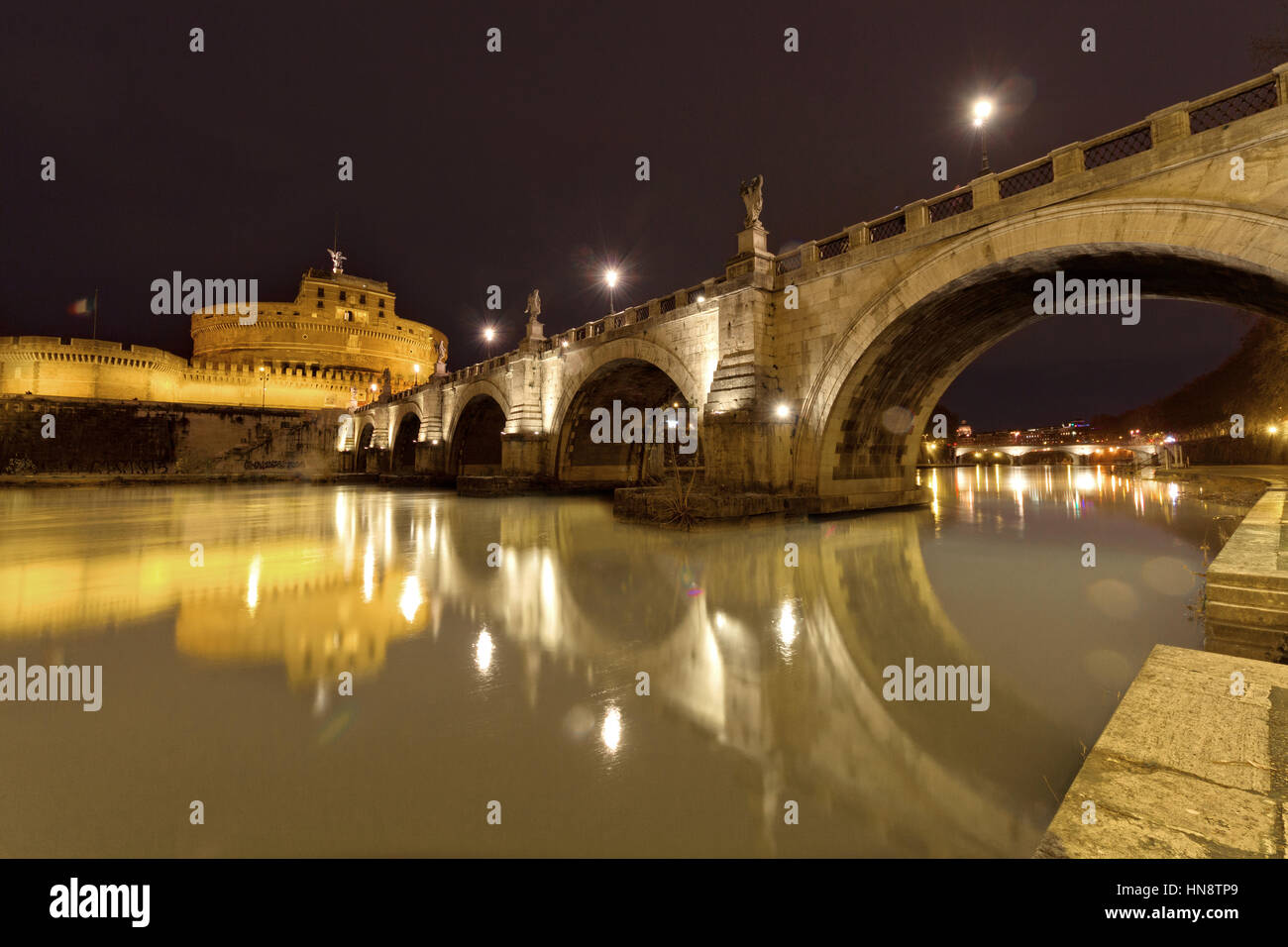 Ponte Sant'Angelo (Aelian Bridge o B.del Santo Angel) e Castel Sant'Angelo (Mausoleo di Adriano o Castello di Santo Angelo) a notte - Roma Foto Stock
