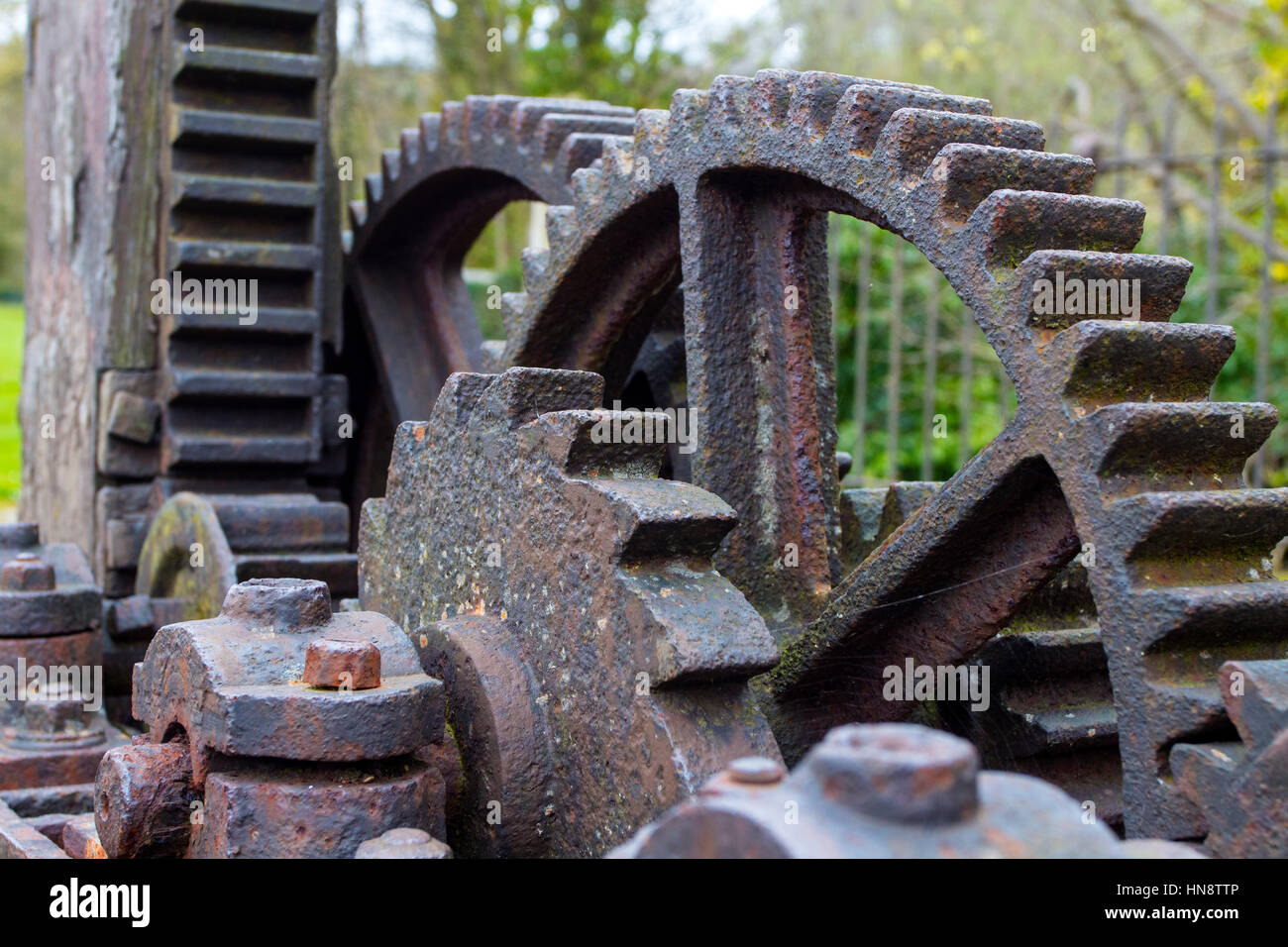 Ingranaggi arrugginiti una volta usato per il controllo di un Mill Race per Ullathorne's Mill in Startforth, Barnard Castle, nella contea di Durham Regno Unito Foto Stock