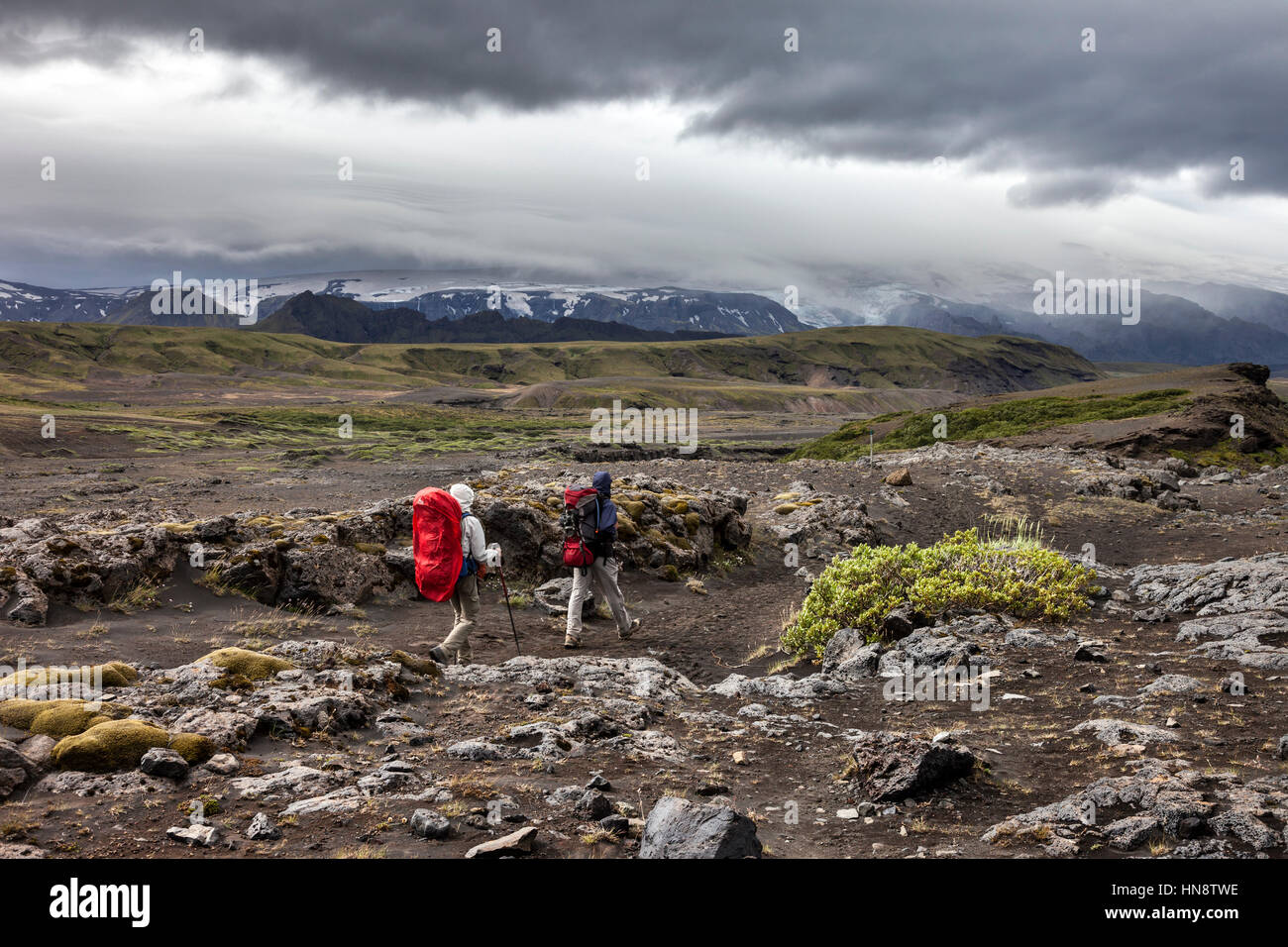 Gli escursionisti in direzione sud sul Laugavegur Hiking Trail (Laugavegurinn) Vicino Thorsmork con il vulcano Eyjafjallajokull avanti, Islanda Foto Stock