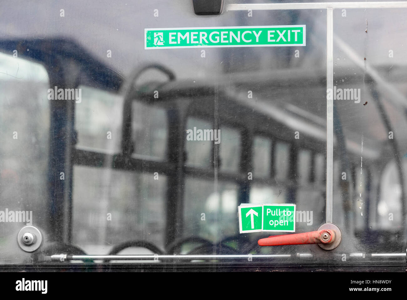 Uscita di emergenza su un autobus a due piani, Cambridge, Inghilterra. Foto Stock