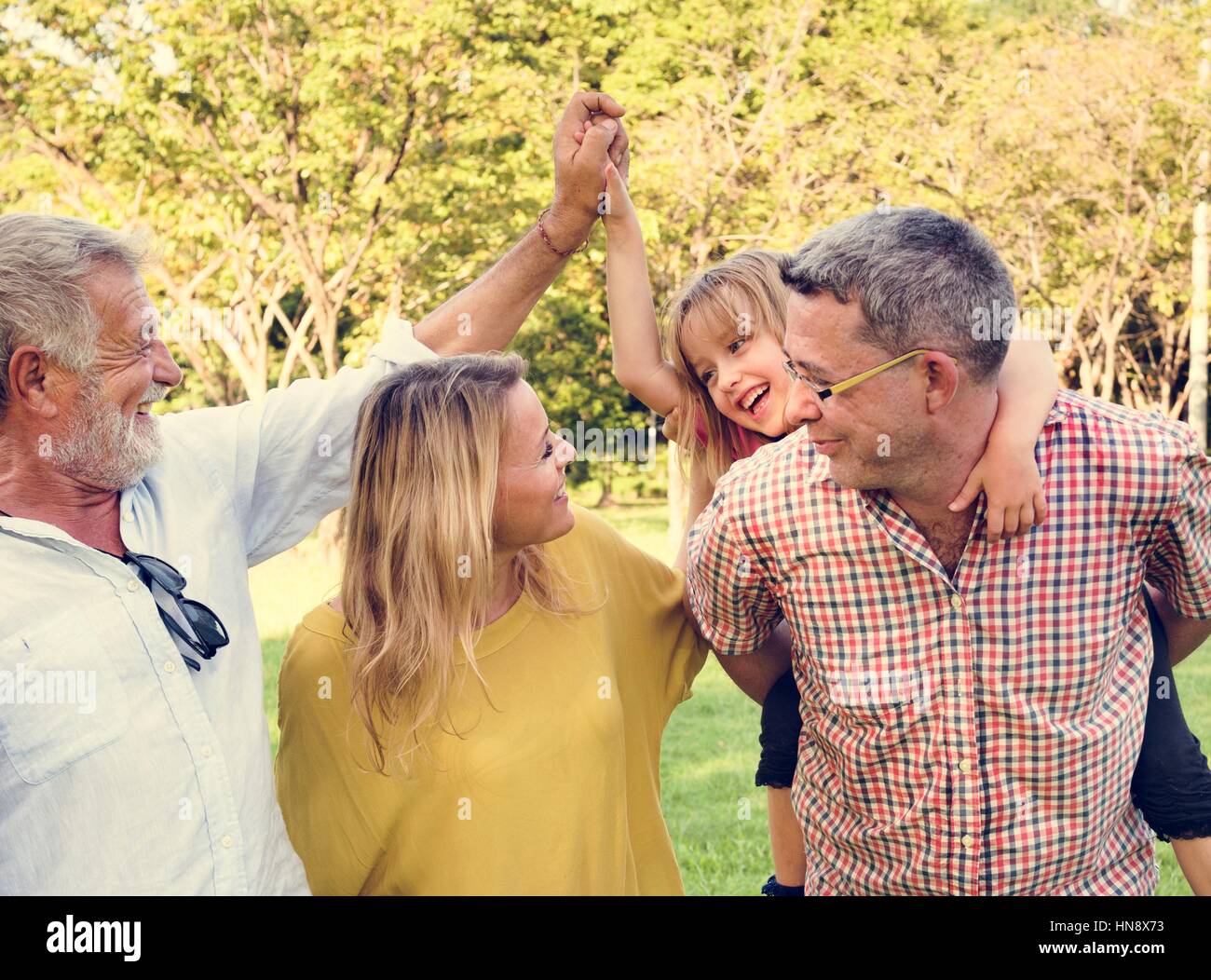 Generazioni della famiglia genitorialità stare insieme il concetto di rilassamento Foto Stock