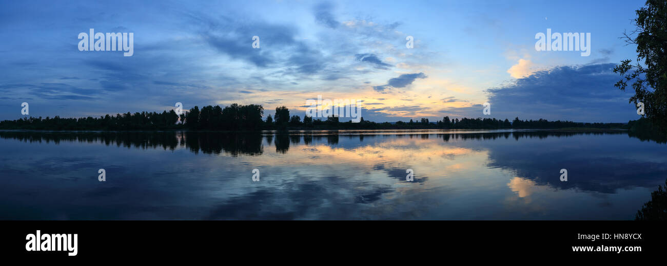 Alba sul fiume Oka. Regione di Irkutsk, Russia, Foto Stock
