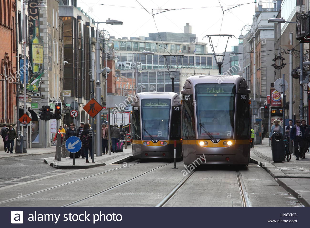 Un colpo di un tram di Dublino nel centro della città come unione urta contro il telaio. Foto Stock