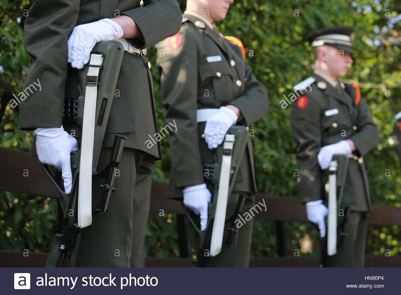 Anche se si indossano guanti di cadetti irlandese come essi provano per una cerimonia di commemorazione del 1916 a Dublino. Foto Stock