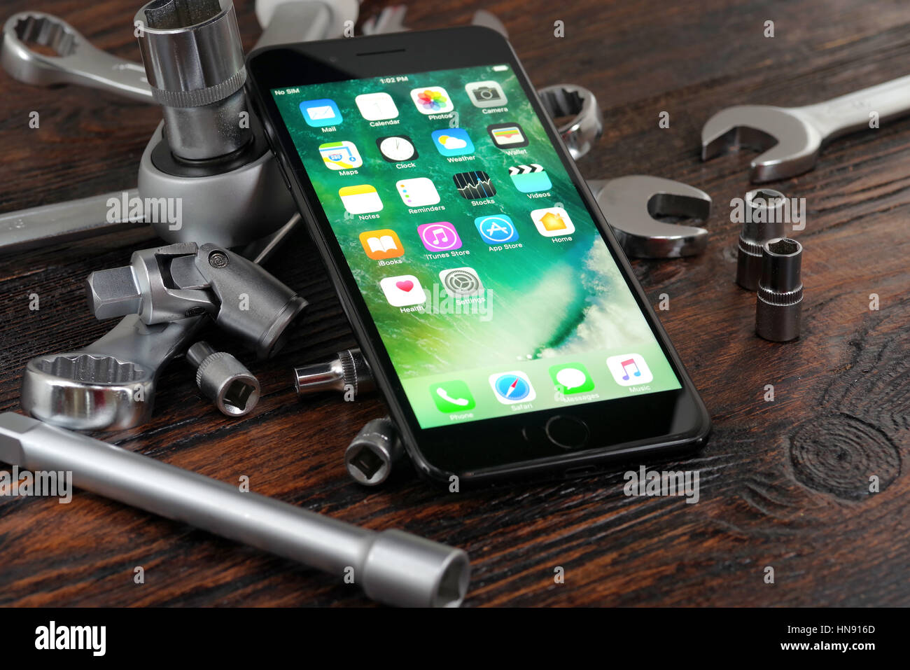 Koszalin, Polonia - Febbraio 09, 2017: nero per iPhone 7. I dispositivi in cui sono visualizzate le applicazioni nella schermata Home. IPhone 7 è smart phone con multi t Foto Stock