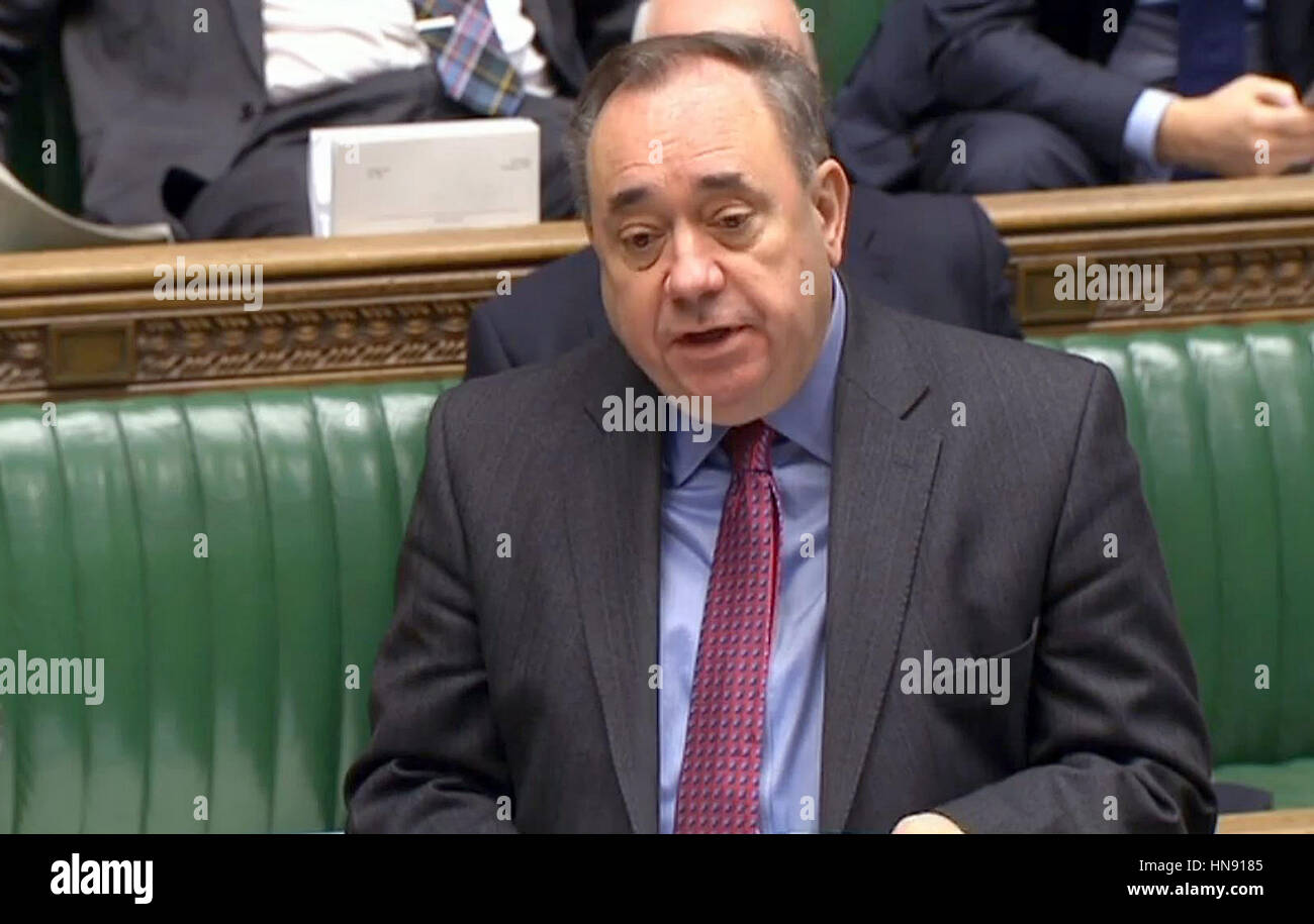 Il MP della SNP Alex Salmond parla alla Camera dei Comuni di Londra, dove ha incoraggiato un ministro del Gabinetto a piegarne uno per Beckham, mentre ha scherzato il cavaliere dell'ex capitano inglese. Foto Stock