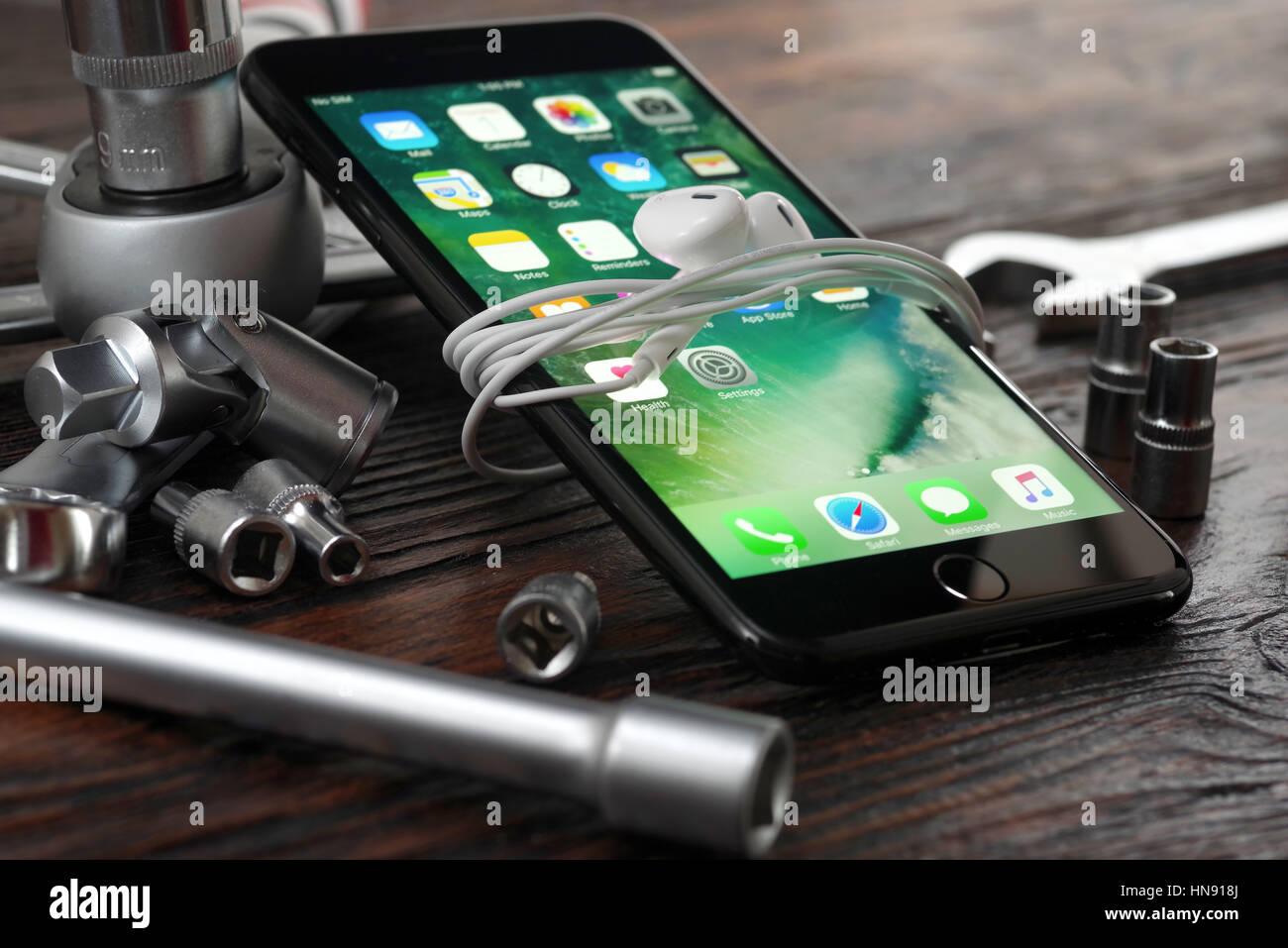 Koszalin, Polonia - Febbraio 09, 2017: nero per iPhone 7. I dispositivi in cui sono visualizzate le applicazioni nella schermata Home. IPhone 7 è smart phone con multi t Foto Stock