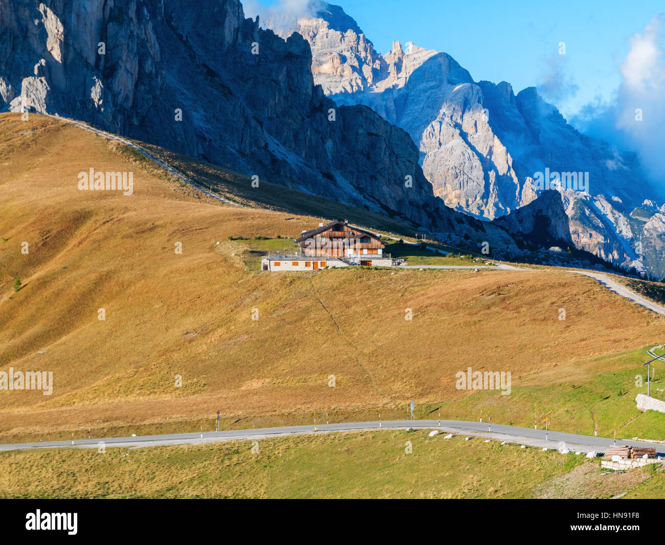 Dolomiti il Passo di Giau, Monte Gusela a dietro Nuvolau gruppe in Alto Adige, Italia Foto Stock